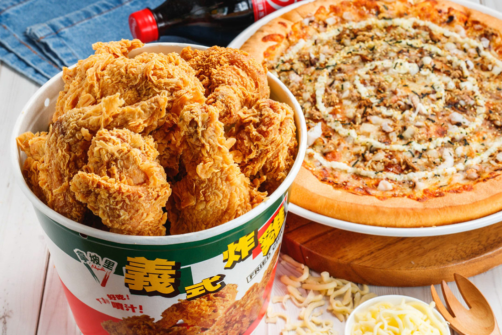 為了慶祝「雙 11 購物狂歡節」，拿坡里推出炸雞披薩優惠！（拿坡里提供）