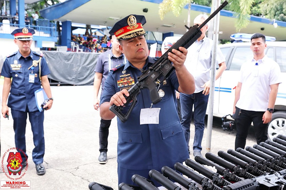 菲國高級警官仔細端詳DSAR-15卡賓槍