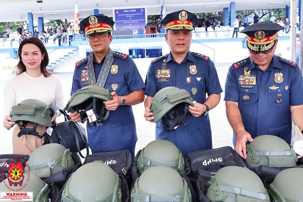 菲國警方高層檢視防彈頭盔