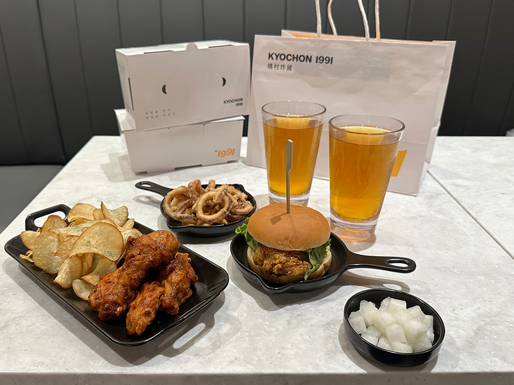 橋村炸雞「台北 101 店」菜單不同於板橋店，主打個人及雙人套餐，讓餐點選擇更彈性