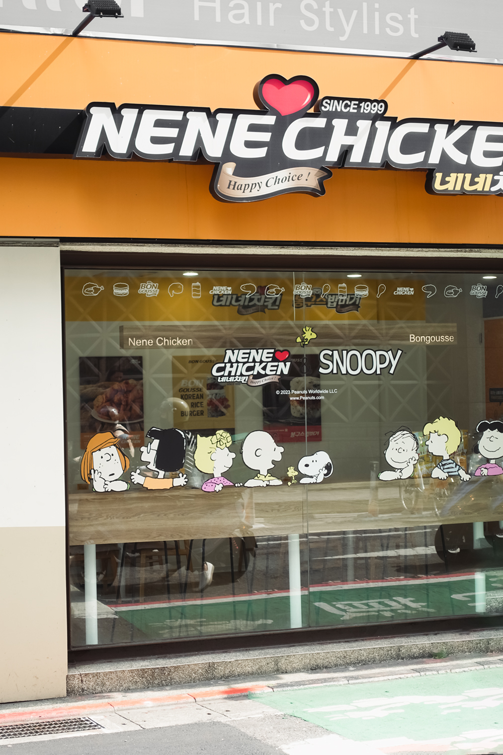 來自韓國第一大炸雞品牌 NENE CHICKEN 歡度來台五歲生日！今年首度和 SNOOPY 史努比 合作，打造成獨一無二的史努比炸雞店