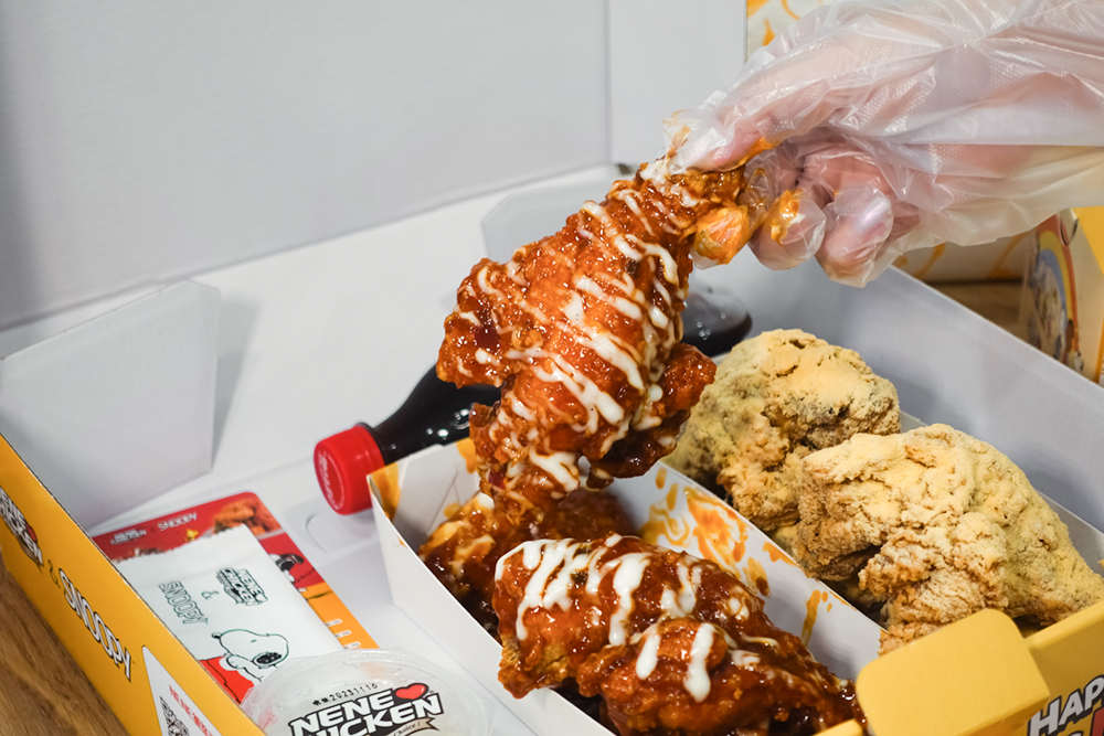 除了全新聯名設計之外，NENE CHICKEN 配合品牌來台五週年紀念正式推出「霜降韓國烤肉炸雞」