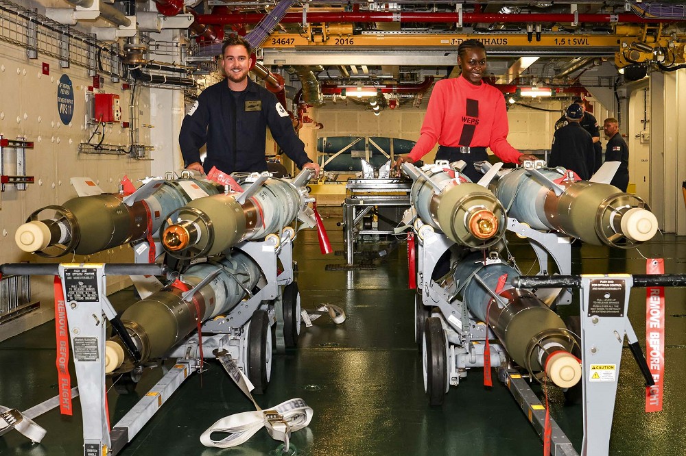 艦上地勤人員與準備用於F-35B掛載的「鋪路者」雷射導引炸彈。