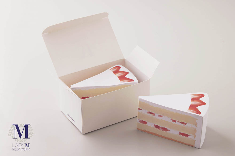 凡於 LADY M 消費滿 1,200 元，更可獲得品牌獨家訂製的「蛋糕造型便條紙」