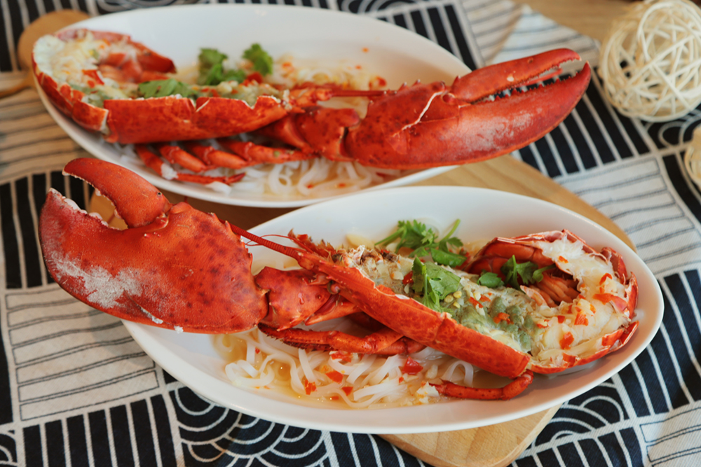 大直典華「豐 FOOD 海陸百匯」用餐期間除了新鮮龍蝦無限吃到飽，每人也會有「泰式波士頓龍蝦」一份