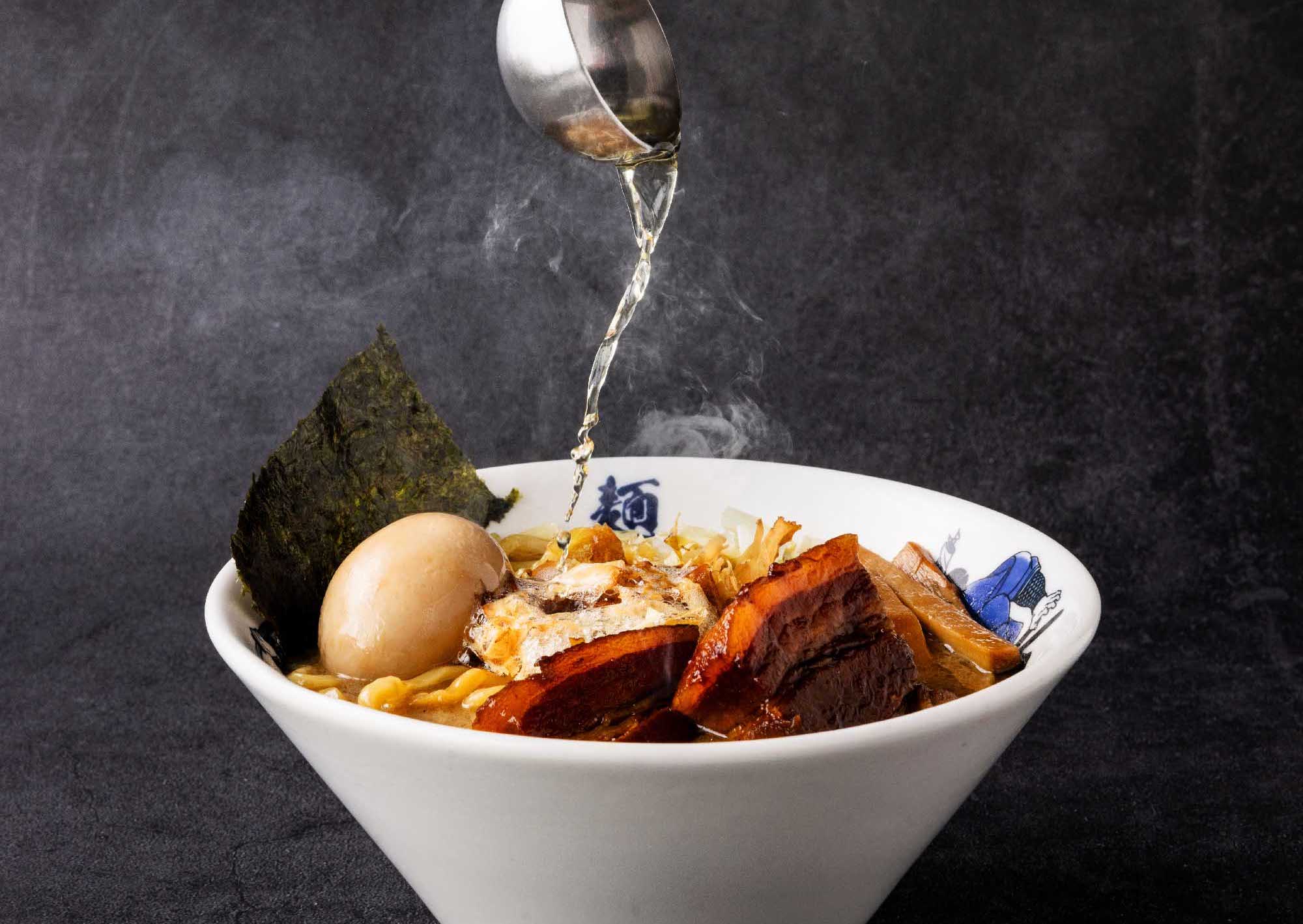 沿襲日本每家分店都有各自獨立的特色菜單，「麵屋武藏」光復店也推出新口味「黑角煮拉麵」
