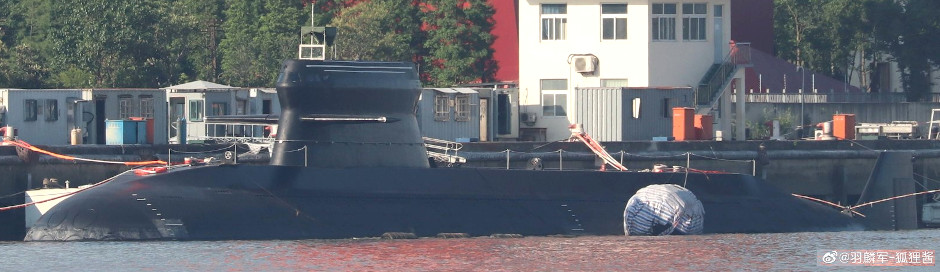 採用傾斜帆罩外型設計的039C型潛艦，