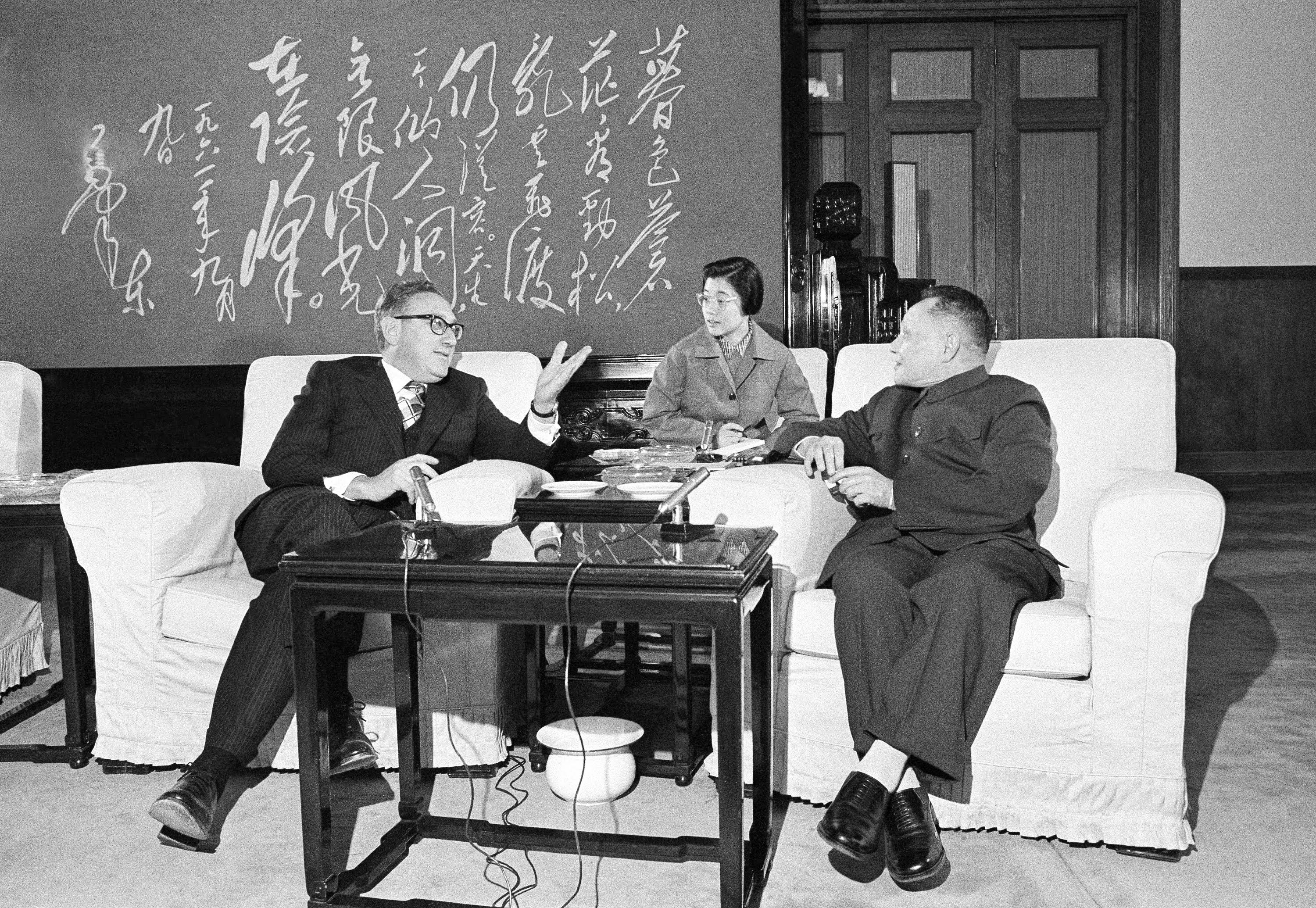 季辛吉（左）見鄧小平