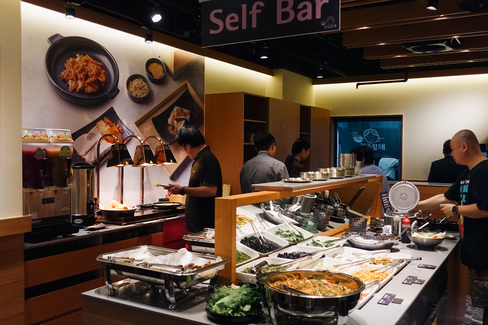 韓國吃到飽「江陵阿嬤 강릉할매」自助吧區域還有 30 種韓國道地料理無限暢食