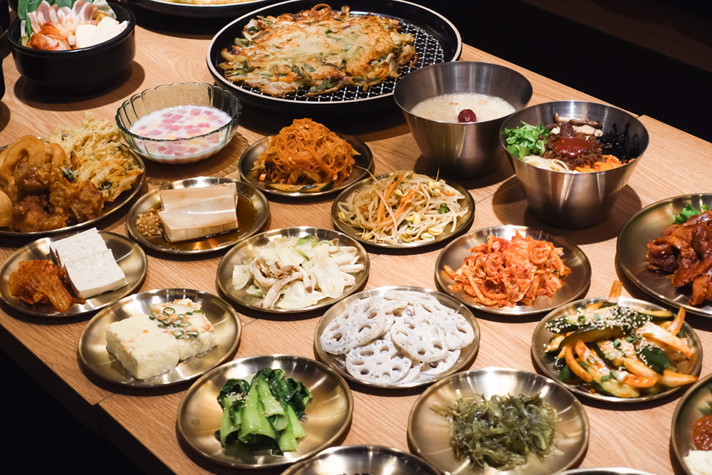 各種台灣少見的韓國熟食和小菜都有！韓國料理吃到飽「江陵阿嬤 강릉할매」餐台共有六大類別，每日輪替供應