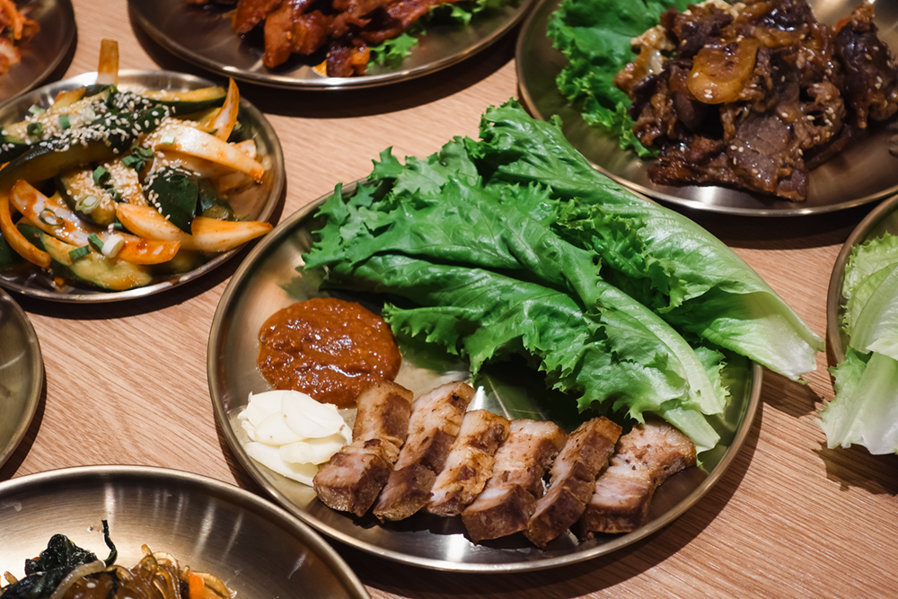 韓國料理吃到飽「江陵阿嬤 강릉할매」單人收費為 498 元，至 12/3 前，兩人同行一人免費