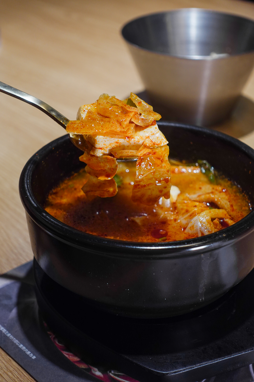 韓國品牌「江陵阿嬤 강릉할매」餐廳全菜單以嫩豆腐鍋為主，每鍋皆提供四種湯底選擇
