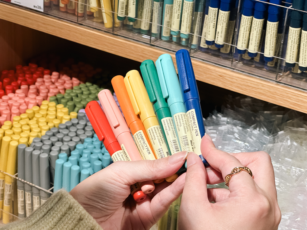 高雄大立百貨「無印良品旗艦店」文具口袋筆系列領先上市，共 11 種顏色可選，輕巧方便