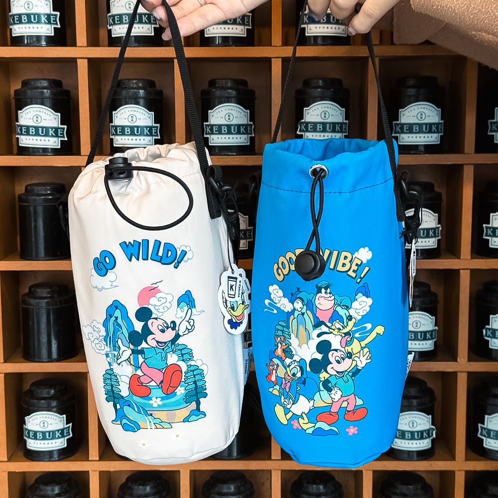 可不可「迪士尼復古系列」加價購商品推薦：飲料背包提袋 （米色、藍色）／售價 480 元