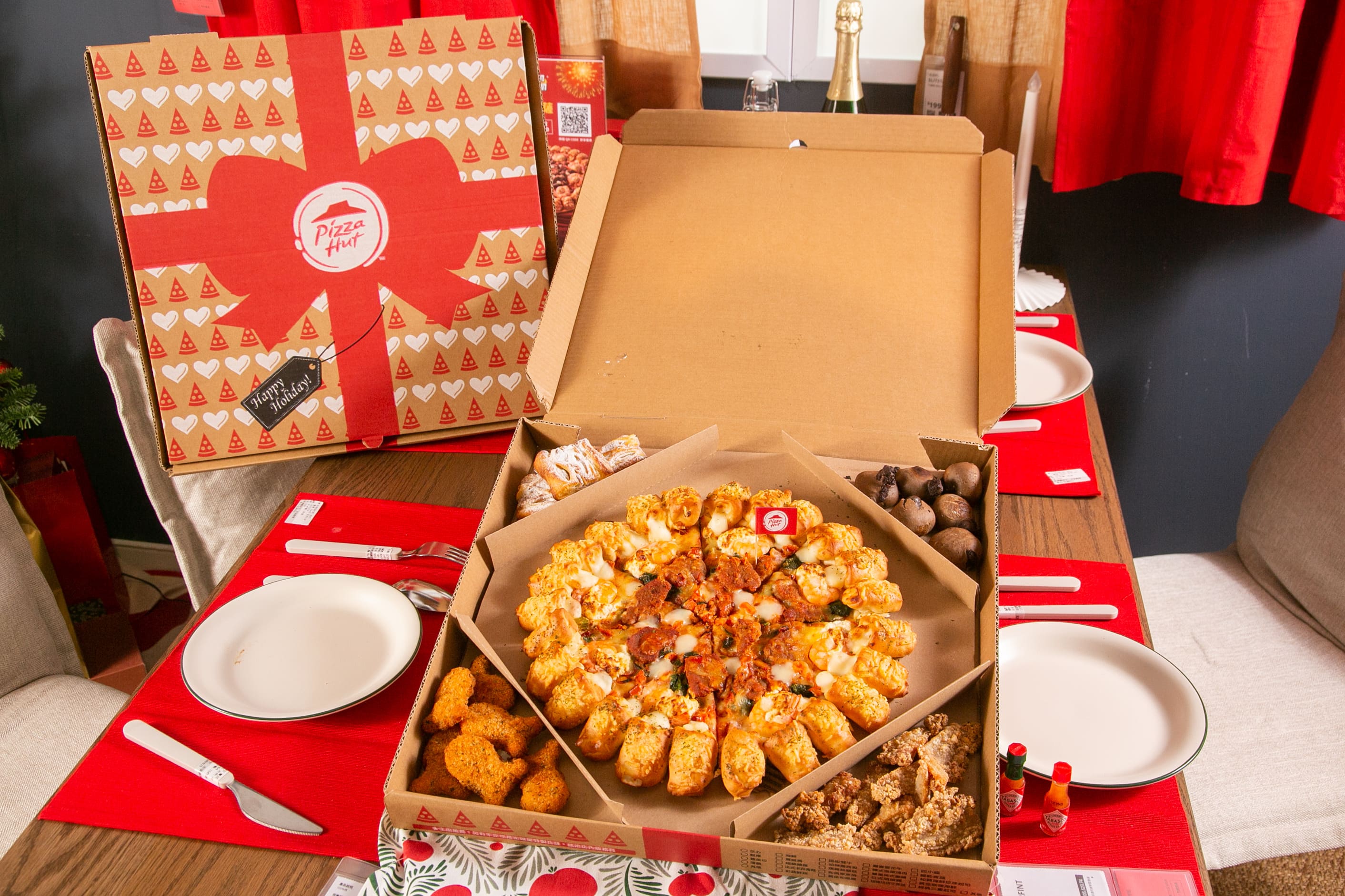 必勝客新品「炫 Food 盒」重磅登場，裡面不僅吃得到大披薩，更結合四款精緻副食
