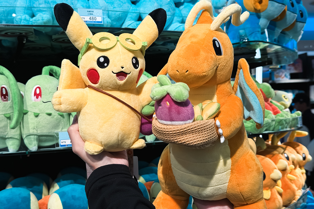 台北寶可夢中心 Pokémon Center TAIPEI「台灣限定周邊」：毛絨玩具（快龍）、毛絨玩具（皮卡丘）／售價 1420 元、760 元