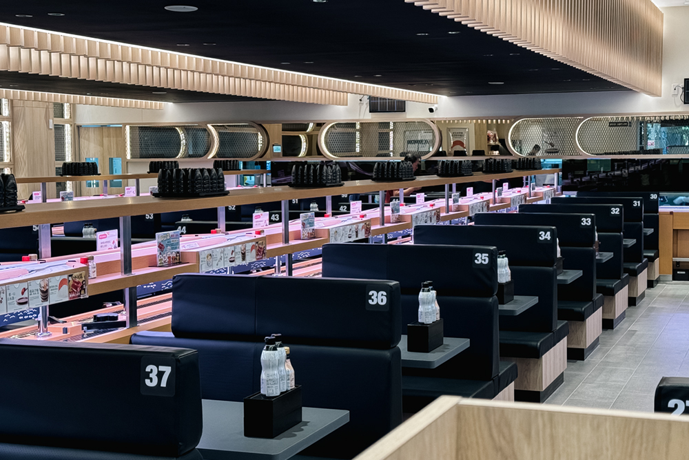 壽司郎「新北林口店」店內座位區以木製搭配現代簡約設計，呈現出日式工業風格