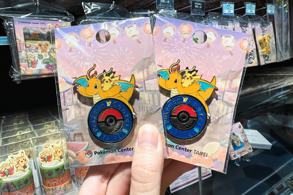 台北寶可夢中心 Pokémon Center TAIPEI「台灣限定周邊」：徽標胸針／售價 210 元