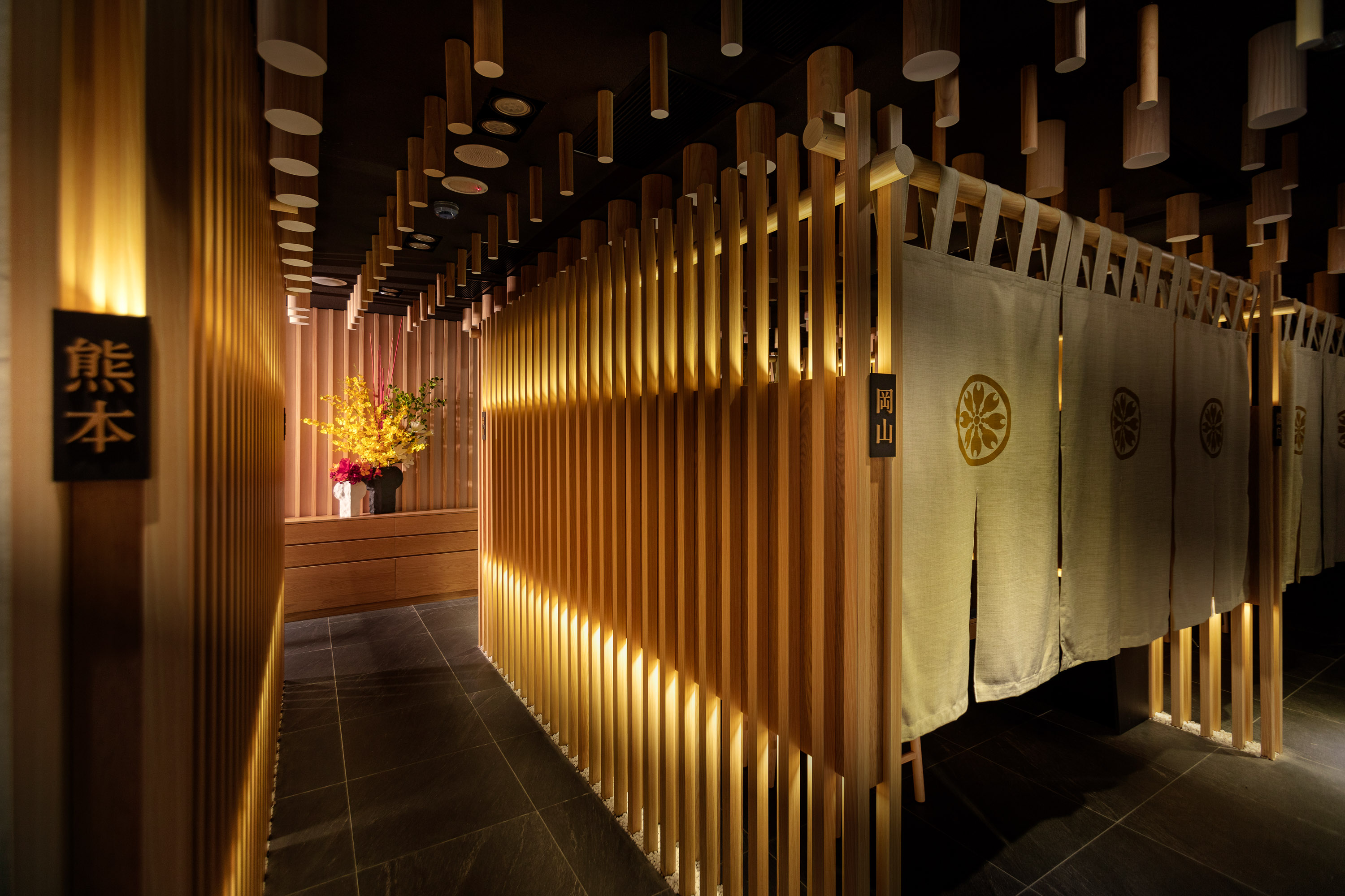 「匠極緻鍋物」打造包廂式 4 人用餐空間，以日式禪風木格柵營，造出溫馨寧靜的氛圍