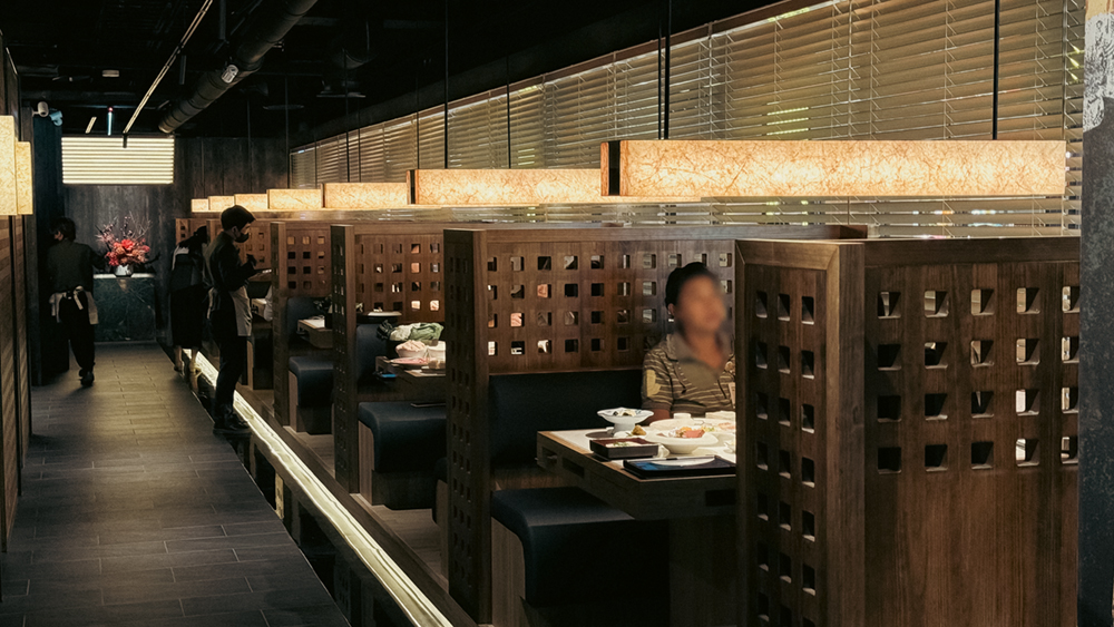店內空間由榮獲義大利 A' Design Award 的璞冉空間設計團隊精心打造，「緋花」不僅是火鍋店，更是以重慶城為概念打造