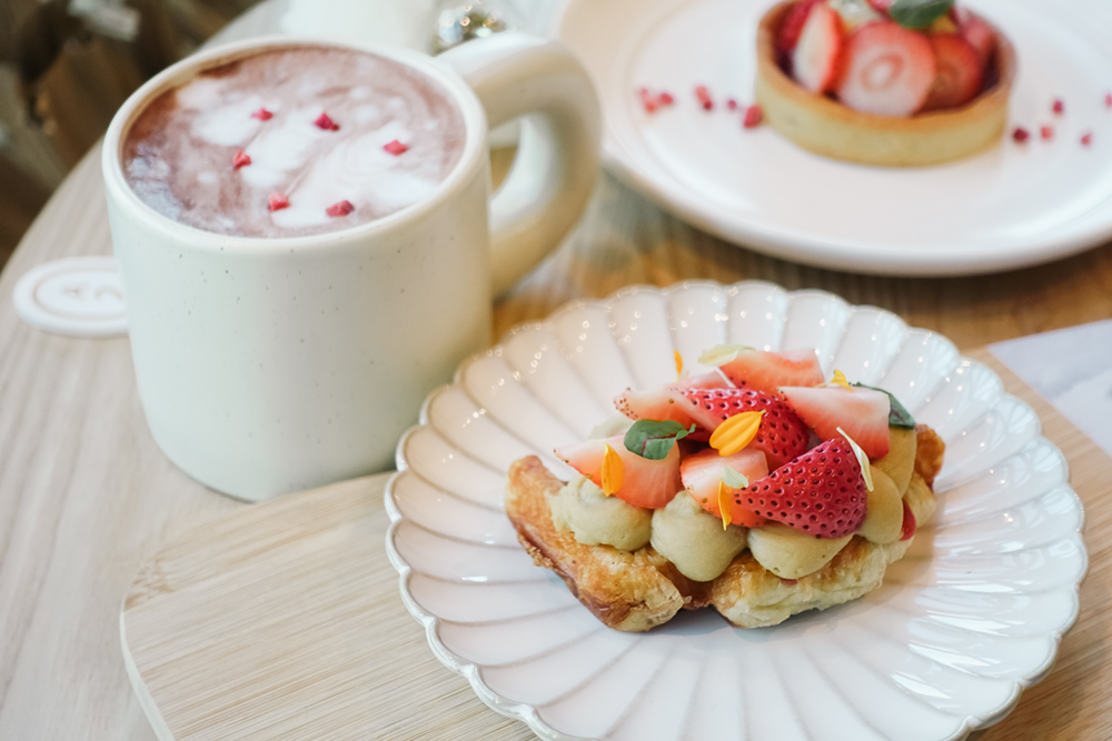 台北咖啡廳「勺日」草莓季甜點：草莓蜜香朵朵可鬆／售價 180 元