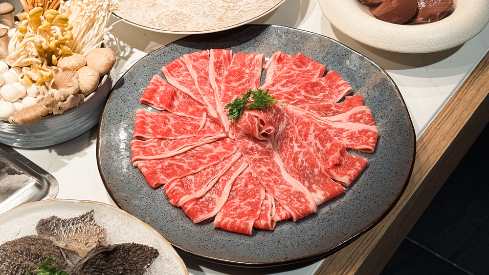 食材部分也不容小覷！「緋花」選用美國 Prime 等級的牛肉、神戶和牛等珍貴食材