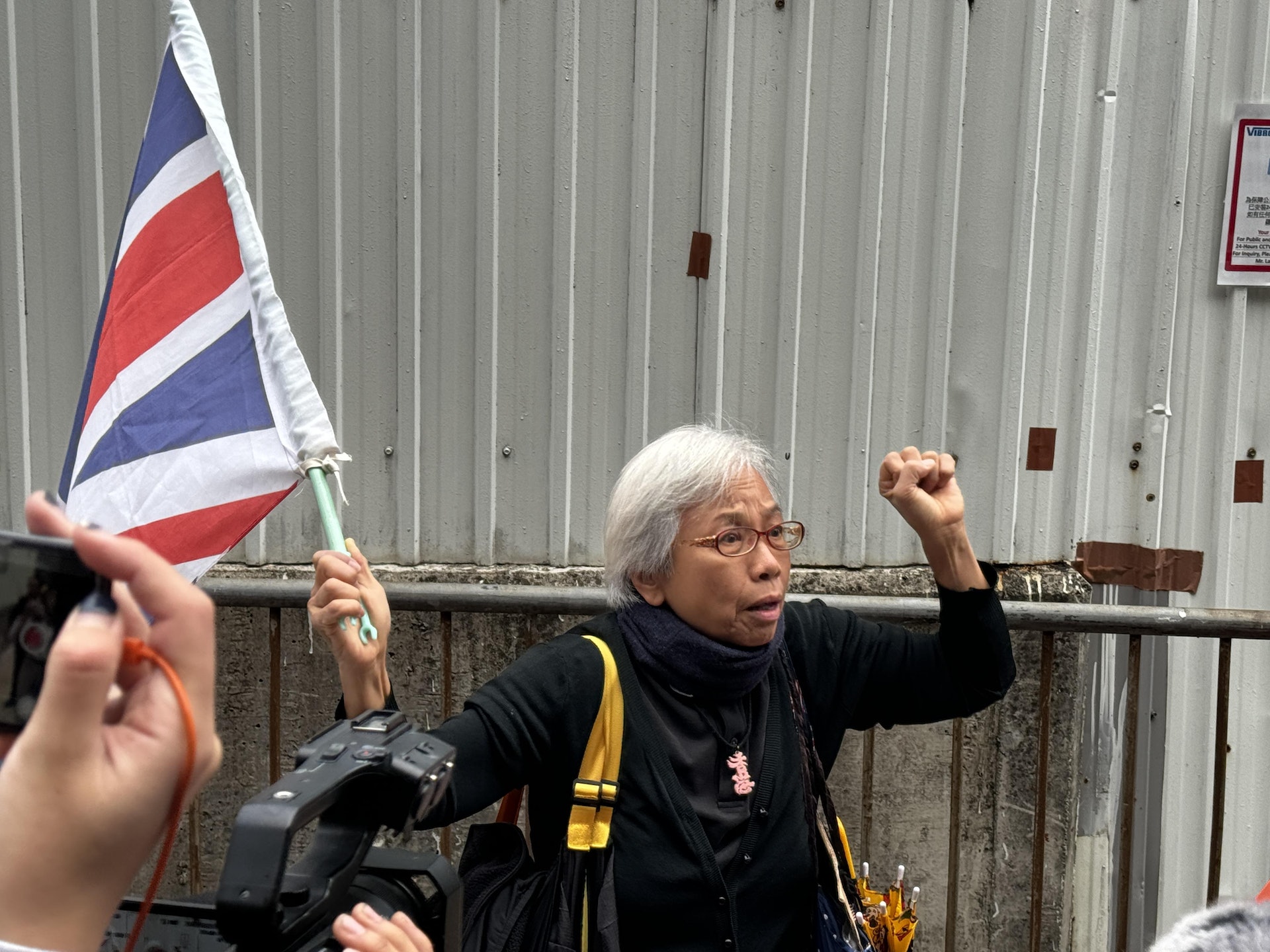 香港社運人士王鳳瑤手持英國國旗