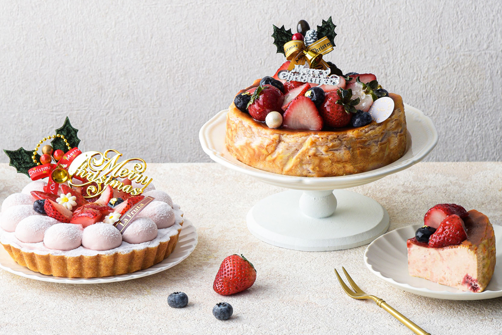台北咖啡廳「La Fruta朗芙法式甜點」草莓季甜點：草莓聖誕巴斯克乳酪蛋糕（6 吋）／預購價 980 元、原價 1180 元；法式夢幻花園草莓塔（6 吋）／預購價 790 元、原價 890 元