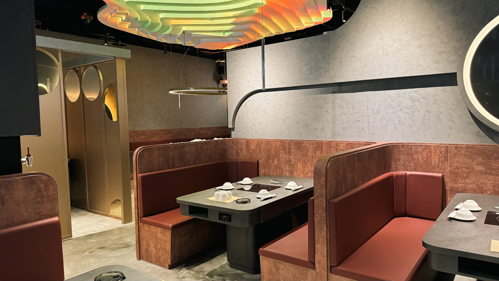 「岩漿火鍋 台北信義店」天花板上的藝術裝置以等高線圖爲設計，讓店內空間彷彿變成一個立體的藝術展