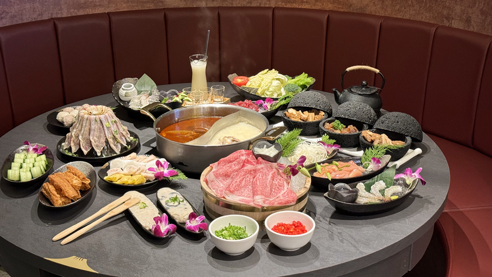 餐點部分，「岩漿火鍋 台北信義店」全菜單包含五種湯底