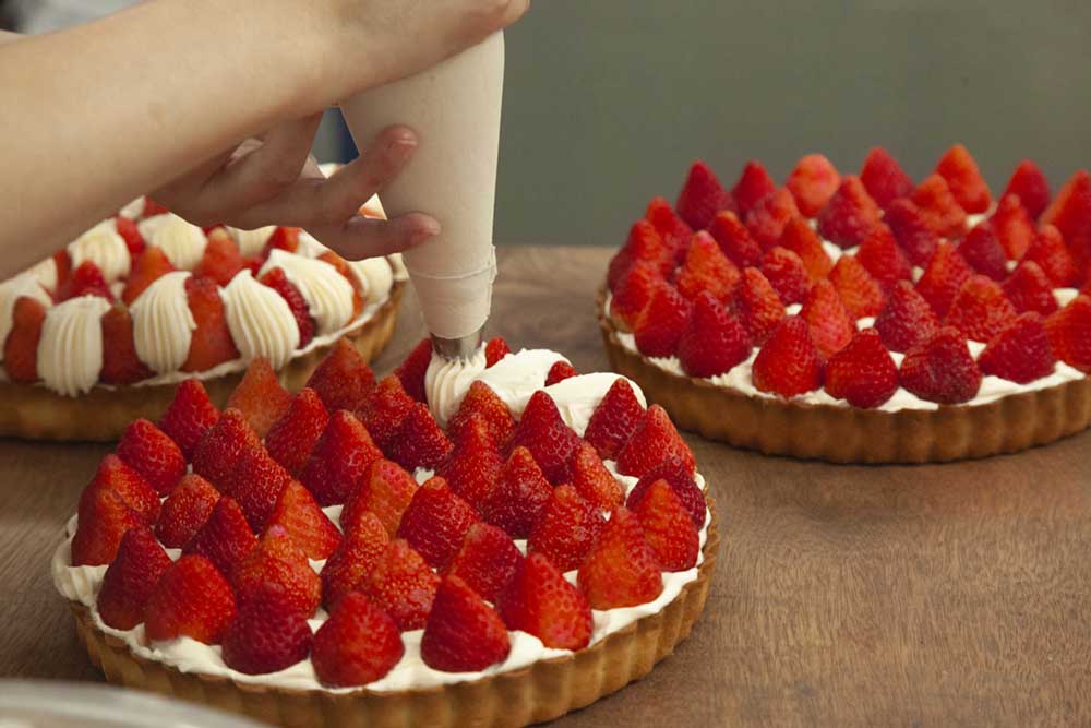 超夯的甜點店「深夜裡的法國手工甜點」也沒錯過草莓季！今年冬季將分波段推出期間限定商品