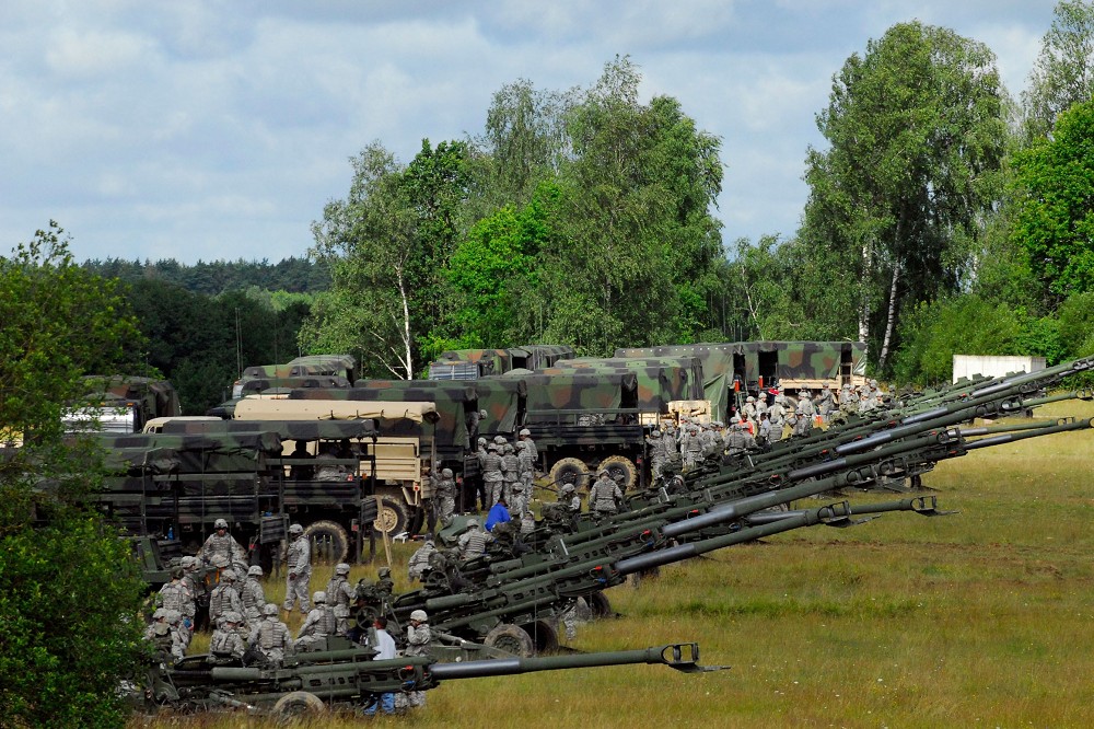 駐歐美軍單位進行M777榴彈砲操作演練