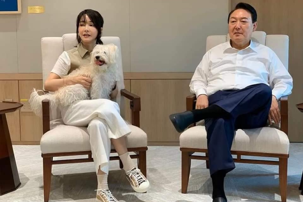 尹錫悅夫婦與愛犬。