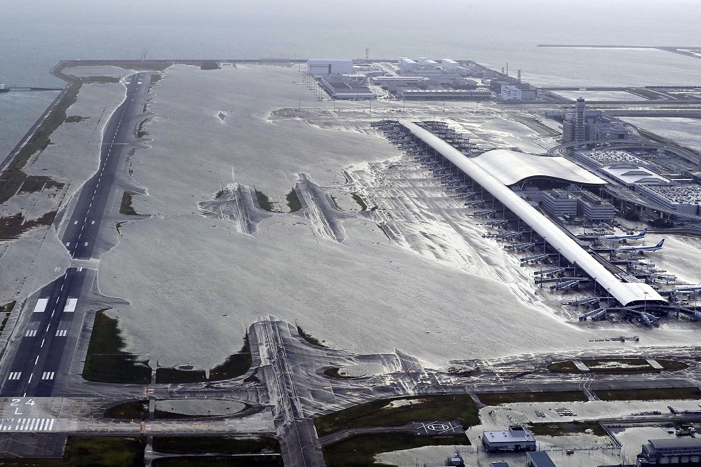 燕子颱風襲擊後的關西機場