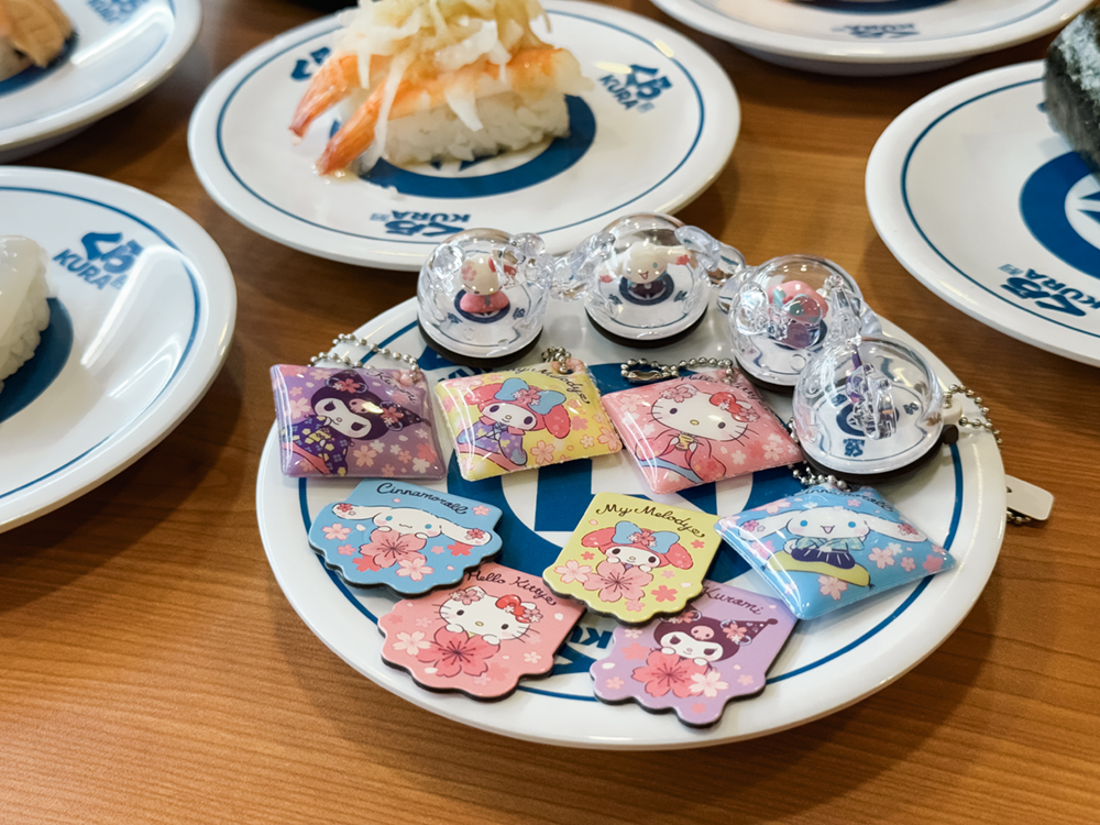 藏壽司「三麗鷗聯名扭蛋」包括 4 款角色的「磁鐵書籤」、「櫻花吊飾」以及「鮮度君吊飾」