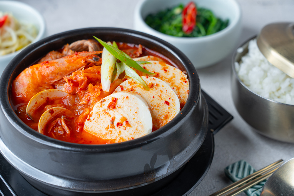 高雄義享「FOND 訪」韓國豆腐鍋選用韓國進口的餐具和調味料，並附上 4 種隨機開胃小菜