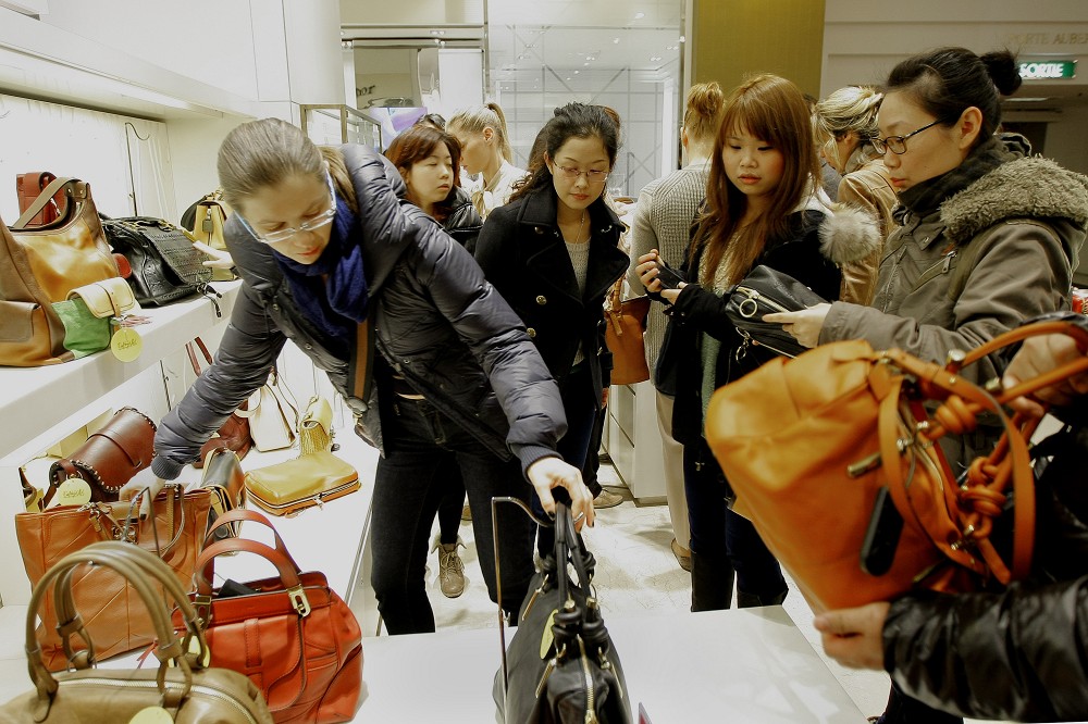 中國觀光客2012年在法國巴黎的百貨公司採買