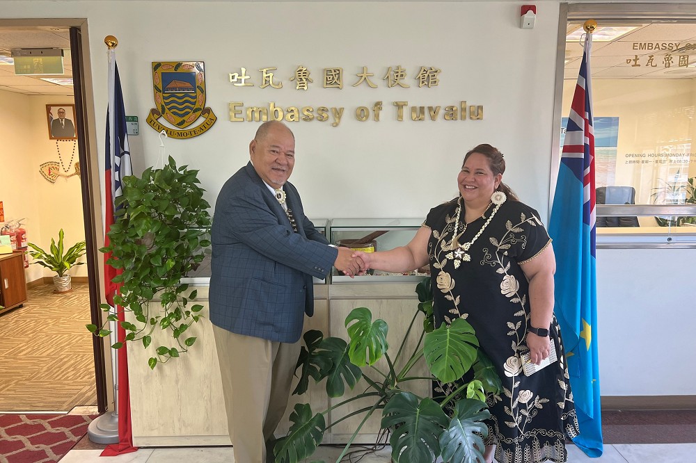 潘恩紐去年9月在吐瓦魯駐台大使館會見馬紹爾群島駐台大使卡蒂爾