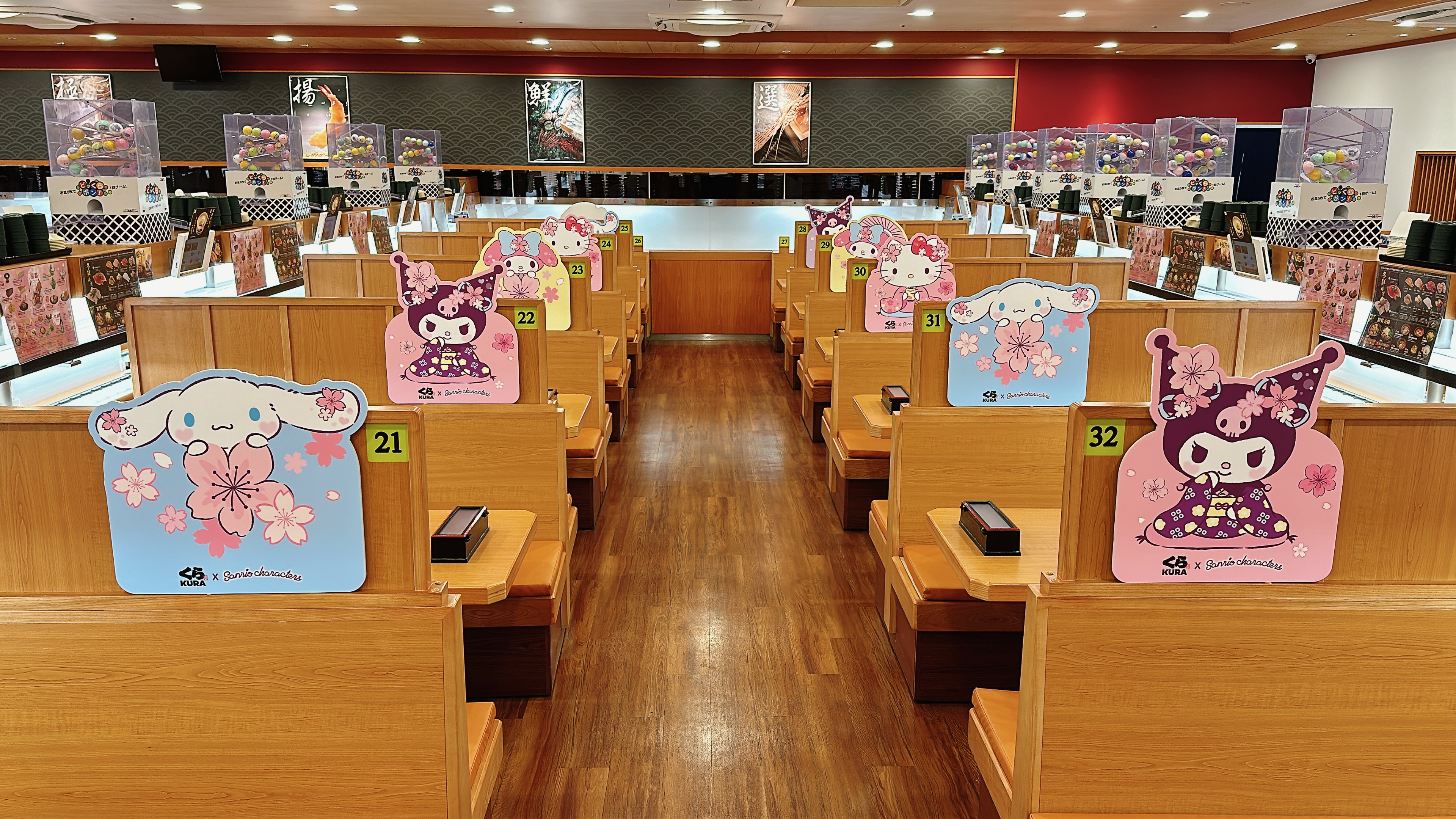 藏壽司這次特地在全台設置了 4 間聯名店，進行期間限定的三麗鷗佈置