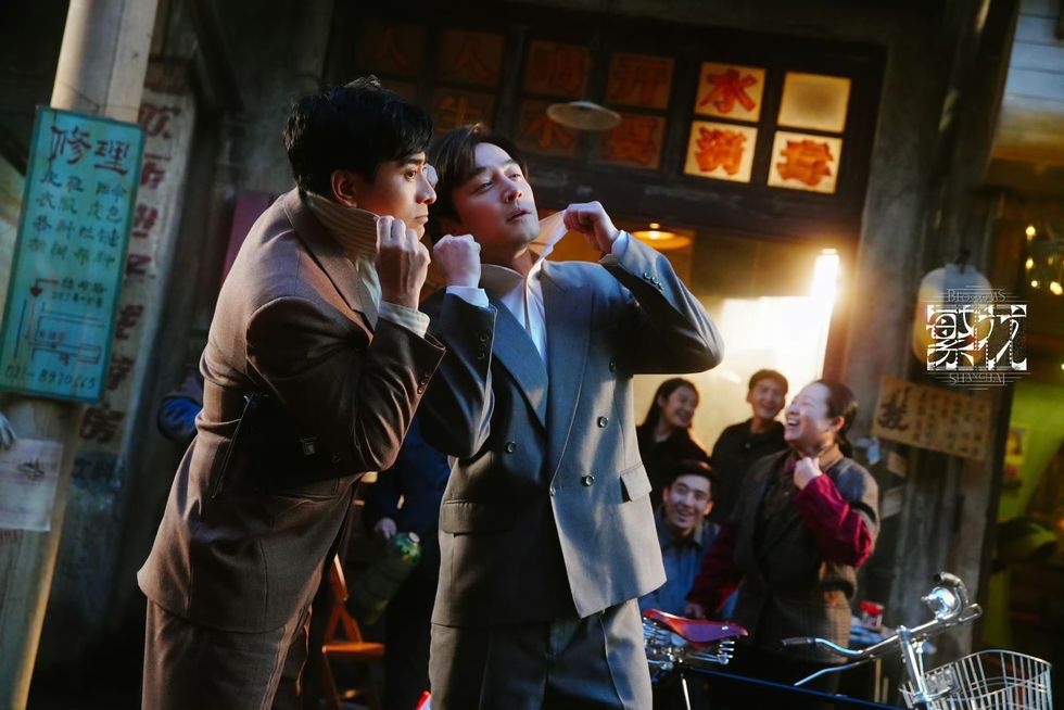 胡歌在《繁花》飾演「阿寶」，陳龍飾演的好友「陶陶」
