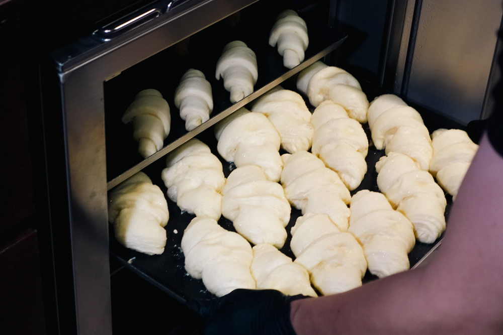 在店內發酵麵團，再經過與韓國同款的煎台壓製而成，達到扁可頌的薄脆口感