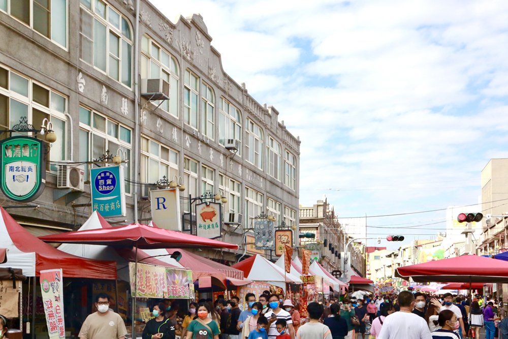 台南「新化年貨大街 2024」預計將匯聚超過 170 個攤位，包括各式伴手禮、百貨及美食，讓大家逛個過癮