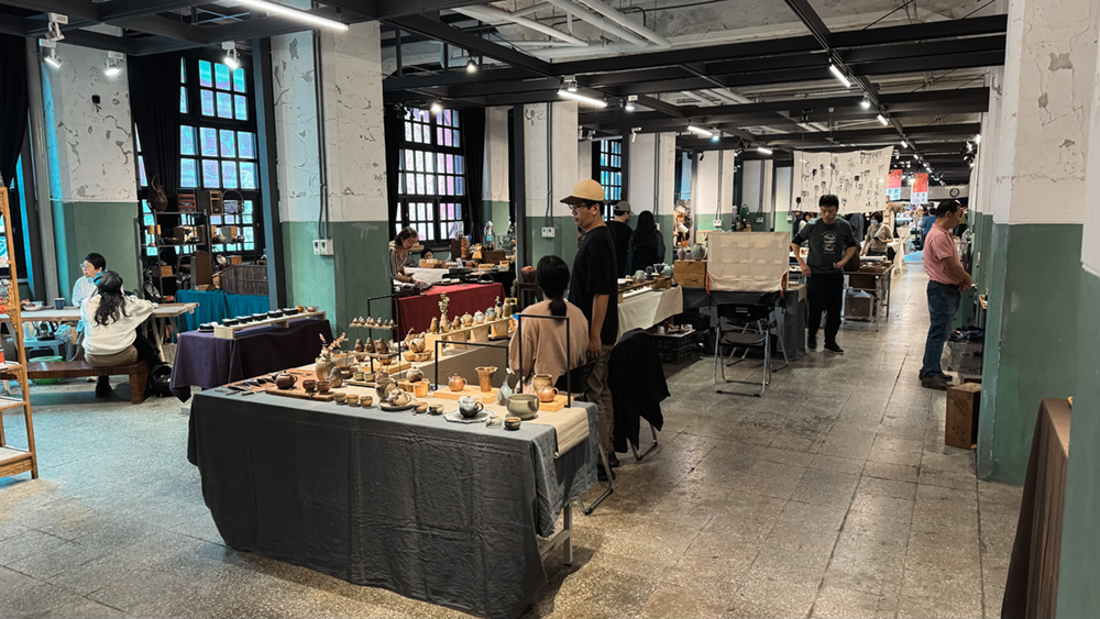 今年的「台北茶古集」特邀超過 40 家精選攤位參展，展品涵蓋老茶珍品、現代茶具、陶房茶器到茶衣等