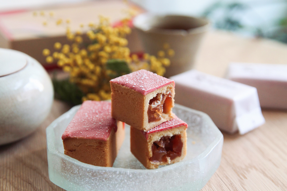 台灣在地水果甜點品牌「微熱山丘」推出告春季限定「草莓蘋果酥」