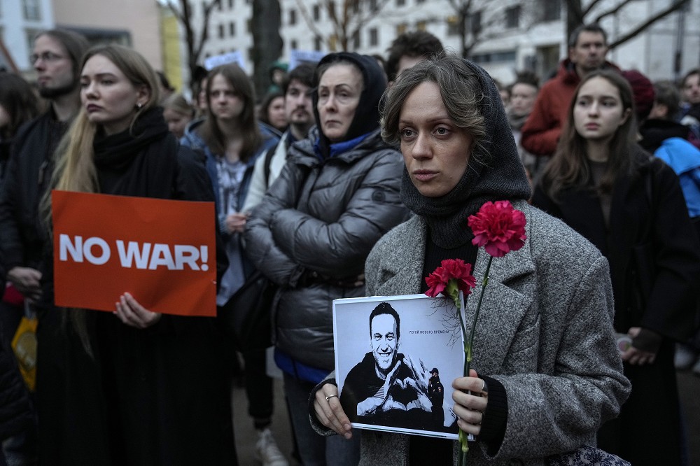 民眾在柏林的俄國使館外抗議