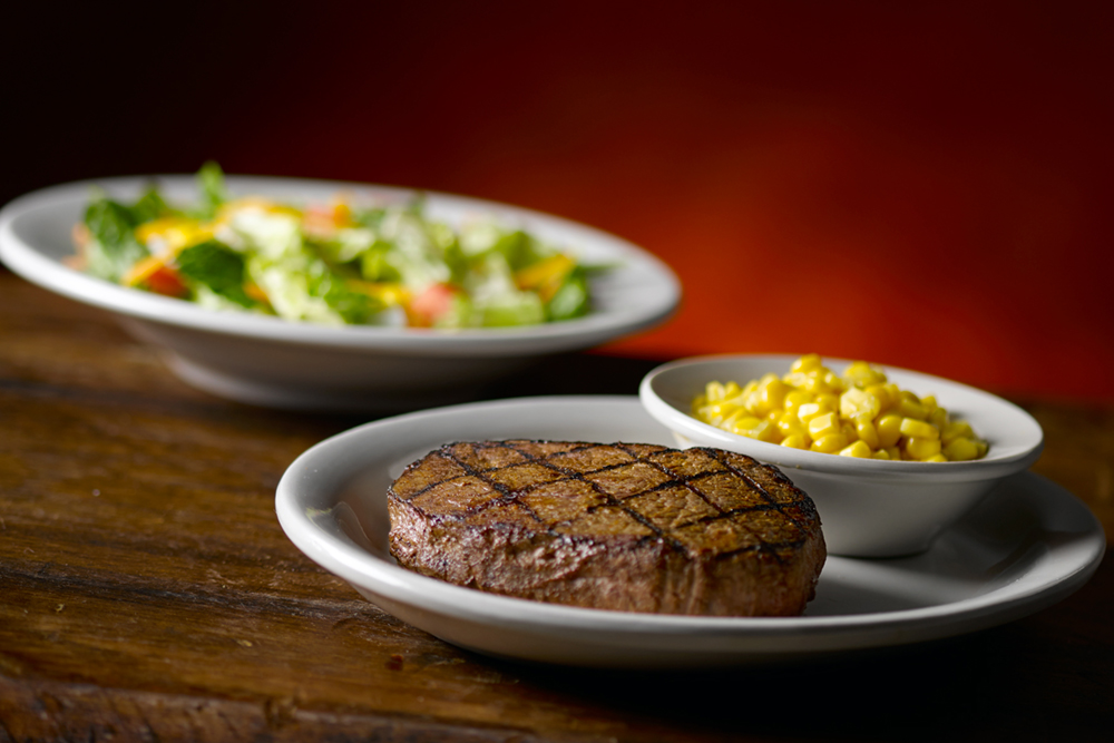開展餐飲集團旗下「TGI FRIDAYS」和「Texas Roadhouse 德州鮮切牛排」宣布將在 2/29 推出買一送一優惠