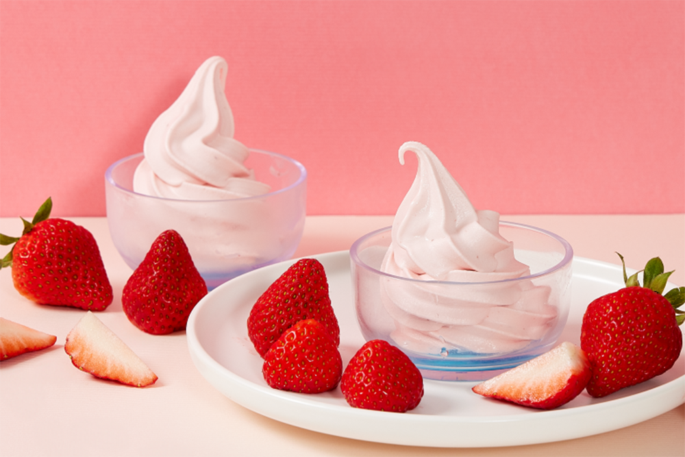 壽司郎草莓季有新品！壽司郎和「大苑子」首次合作，推出春季限定「莓好時光霜淇淋(60元)」