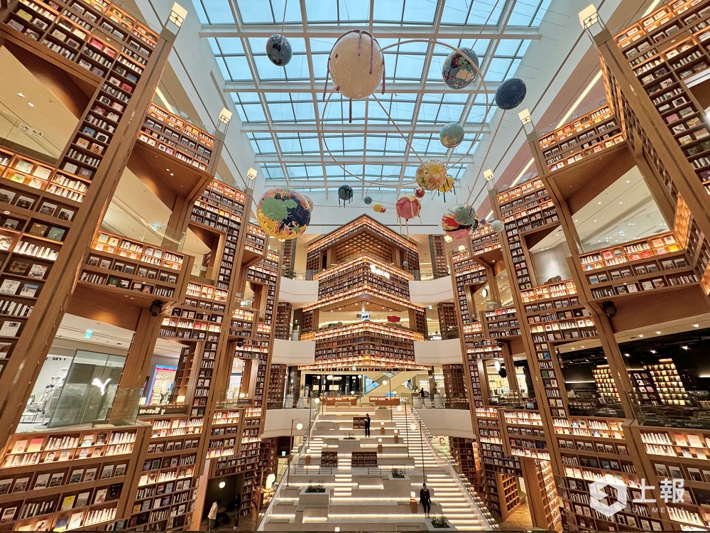 【有片】韓國新景點「水原星空圖書館」拍照攻略！四層樓挑高書櫃搭星球裝飾超唯美
