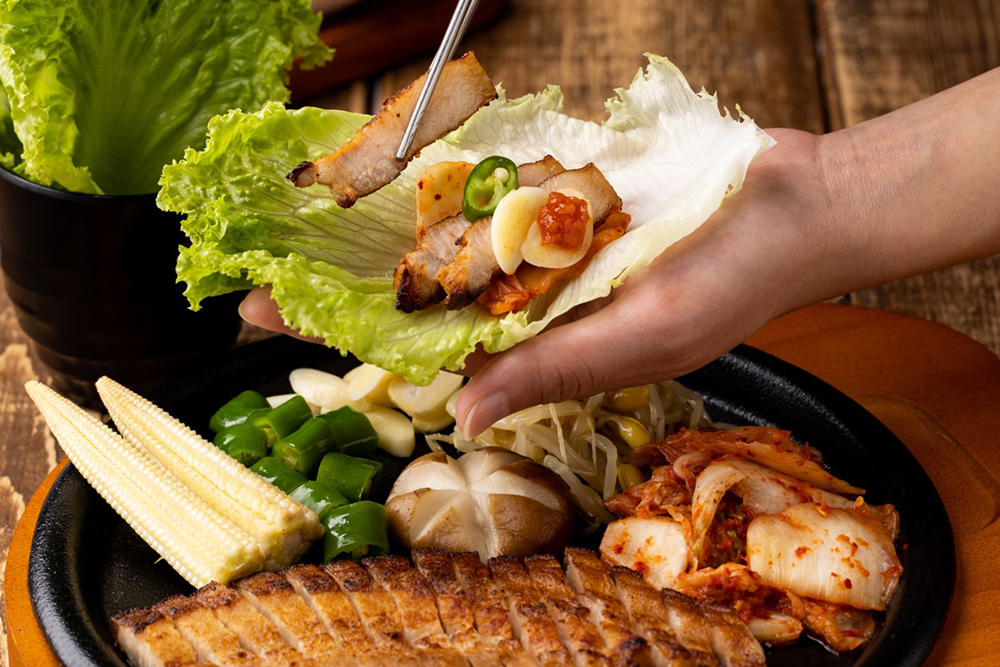 韓式料理「北村豆腐家」全新菜單：經典韓式菜包肉／售價 258 元