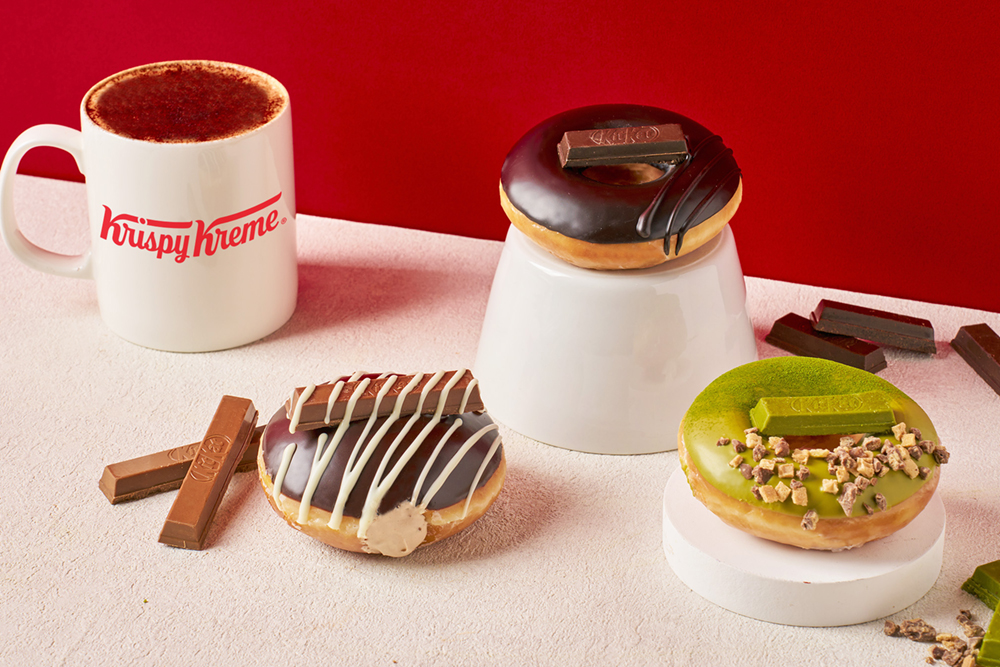 繼 2023 年和 KITKAT 聯名大受好評之後，Krispy Kreme 即日起再度和品牌聯手
